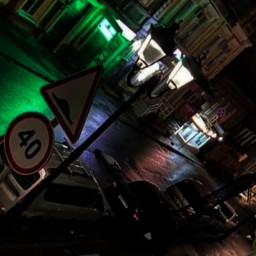 В центре Ростова из-за ветра на припаркованное авто упал балкон жилого дома
