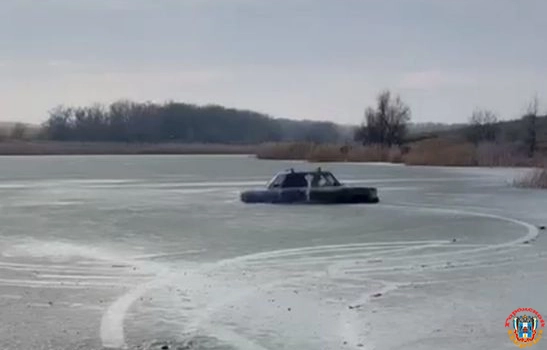 В Новочеркасске водитель «семерки» провалился под лед на водоеме