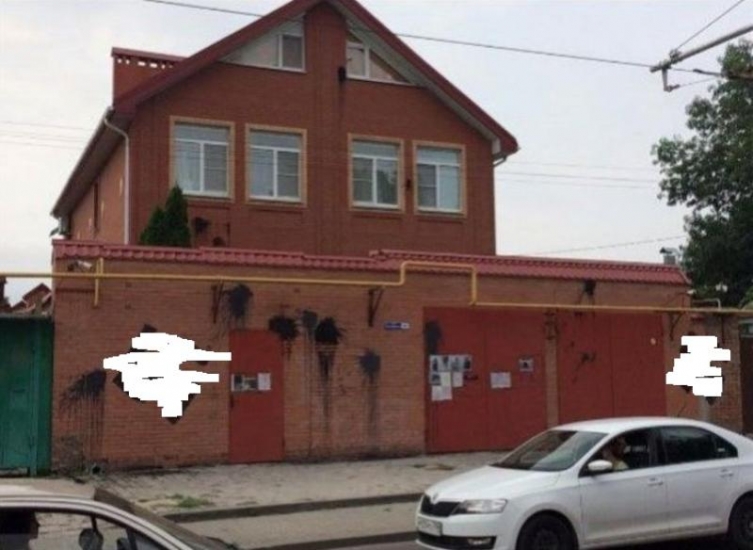 Мэрия Ростова через суд заставит владелицу частного дома стереть свастику с забора