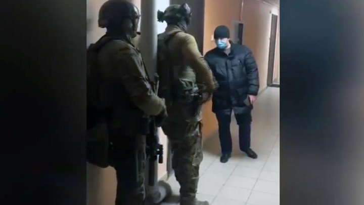 Подозреваемый по делу о незаконной прослушке доставлен в Екатеринбург