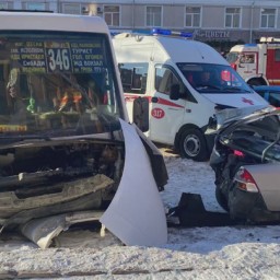 В Омске маршрутка с пассажирами врезалась в здание