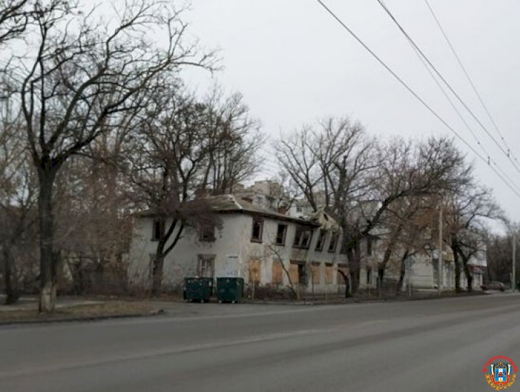 Аварийный жилой дом развалился в центре Таганрога
