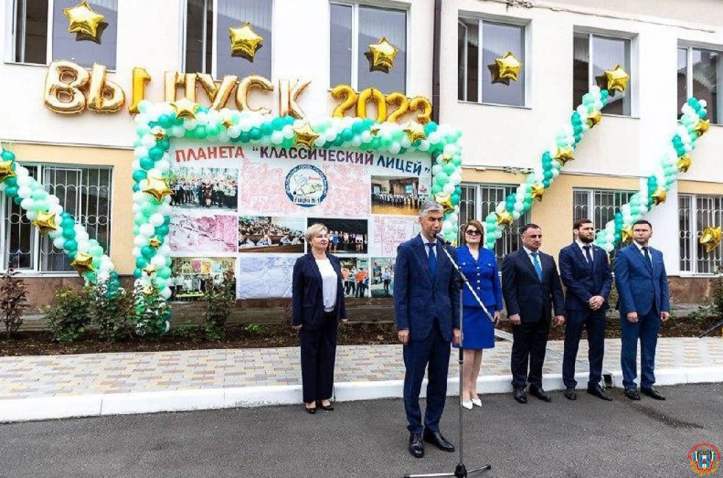 Глава администрации Ростова поздравил выпускников города с последним звонком