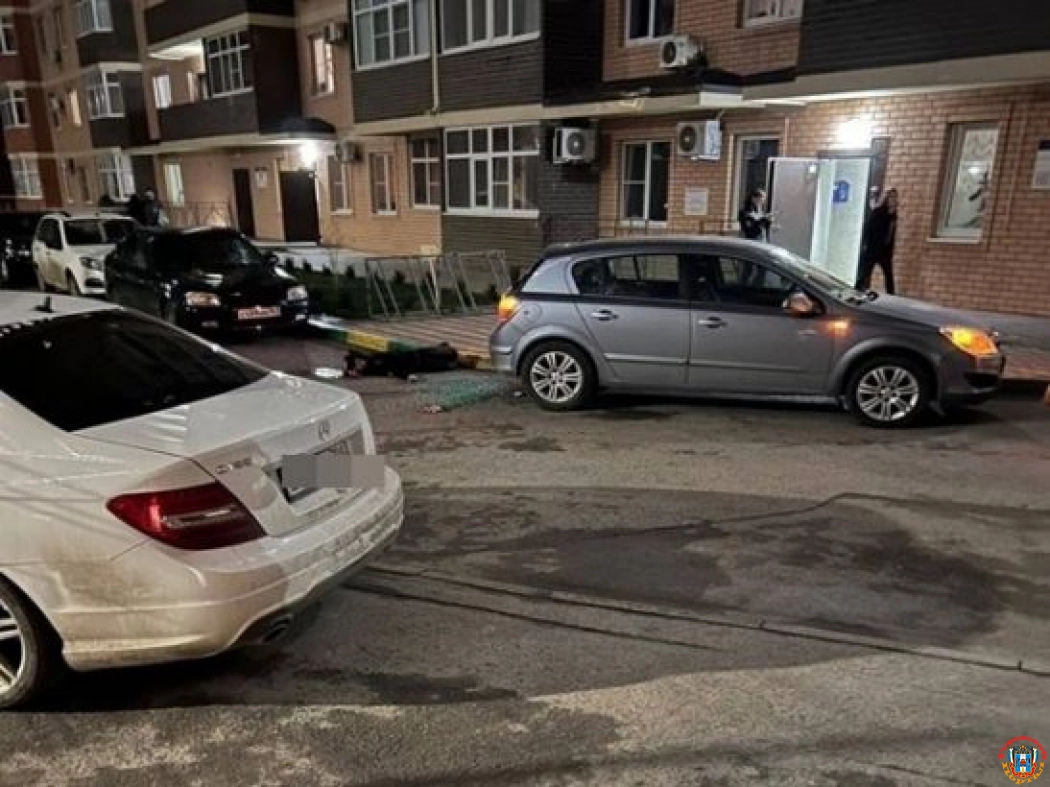 На Тибетской в Ростове мужчина разбился, упав с многоэтажки на машину