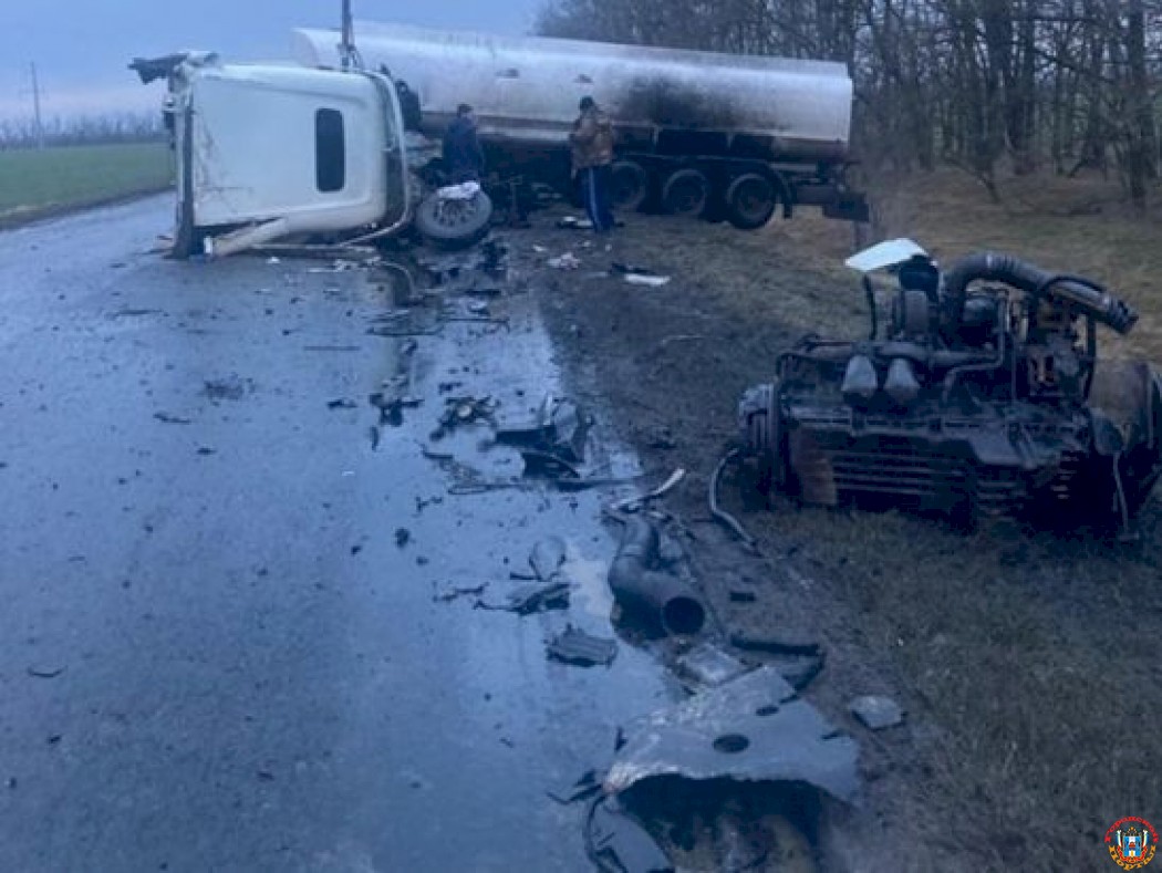 Под Азовом два человека пострадали в лобовом ДТП с грузовиками