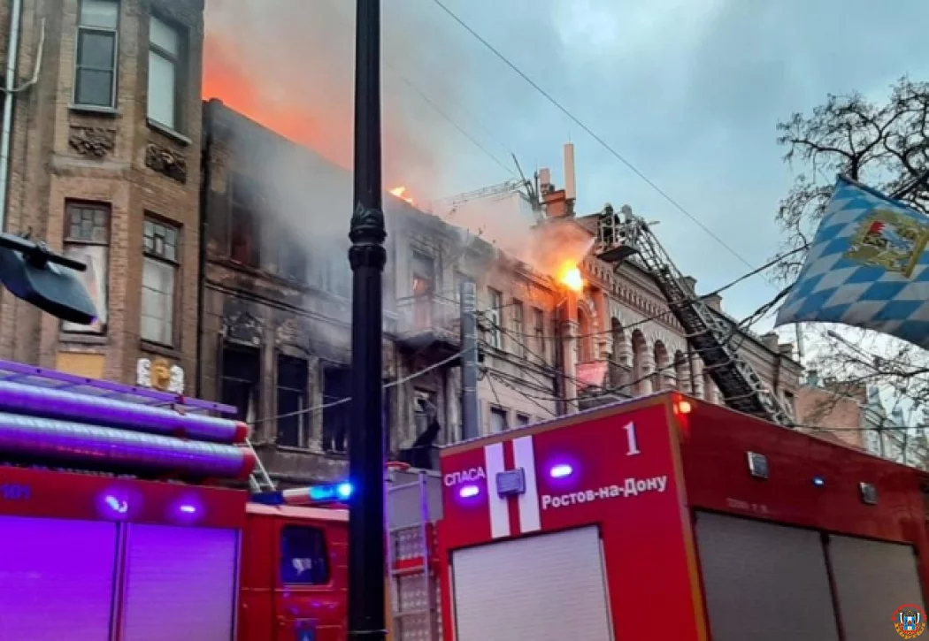 В центре Ростова загорелся старинный дом