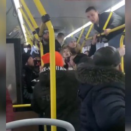 Появилось видео жестокой драки во владимирском автобусе
