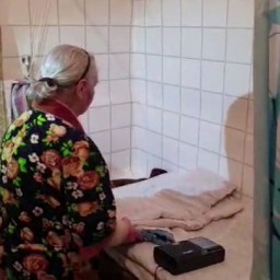 В Нижней Туре пенсионерке приходится жить в ванной