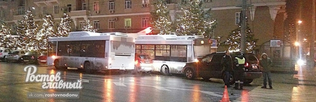 Два автобуса попали в массовое ДТП на Театральной площади Ростова