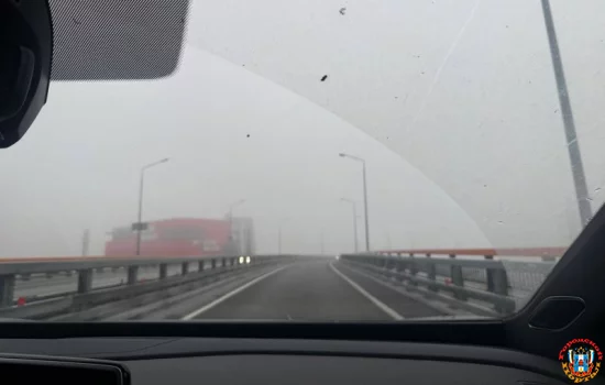 На Ворошиловском мосту в Ростове снизилась видимость из-за тумана
