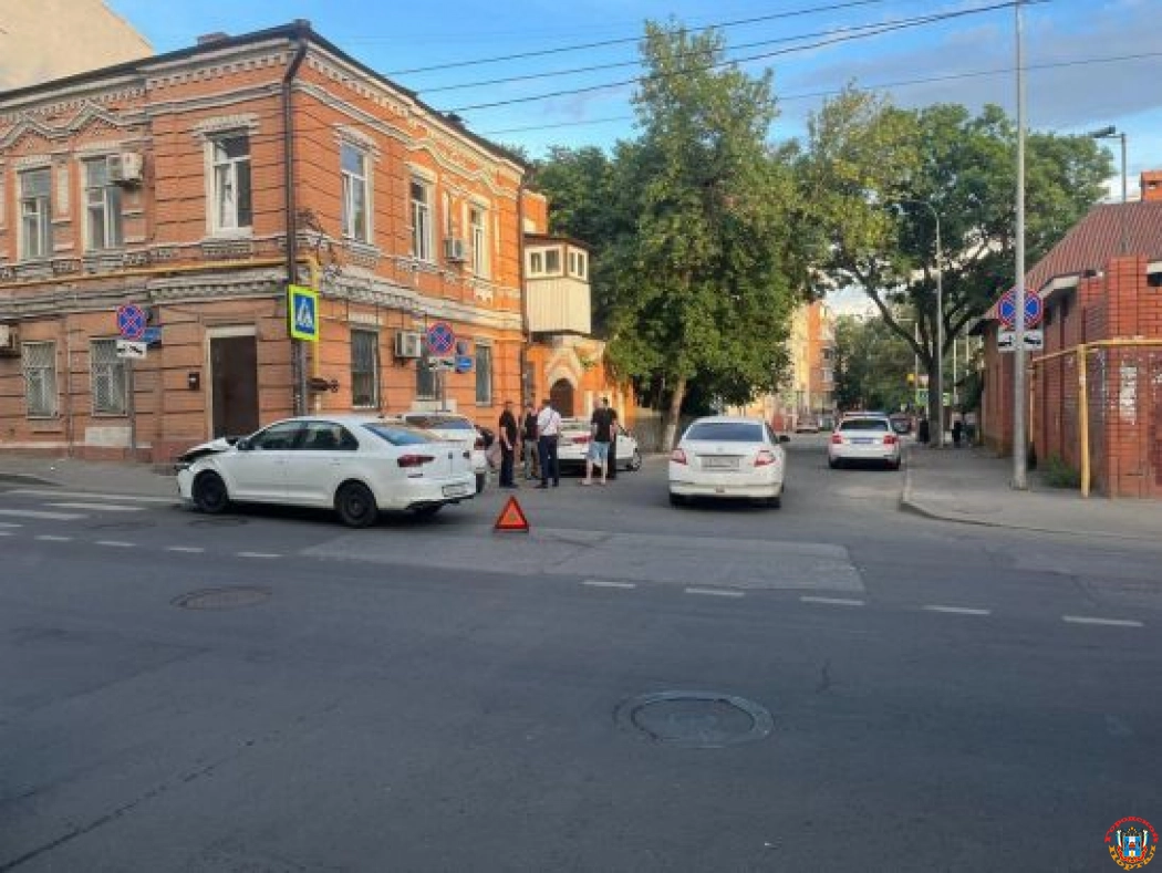 В центре Ростова мужчина на «Фольксваген Поло» пострадал в ДТП