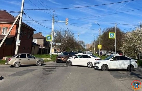В Ростове в тройном ДТП пострадал пассажир легковушки