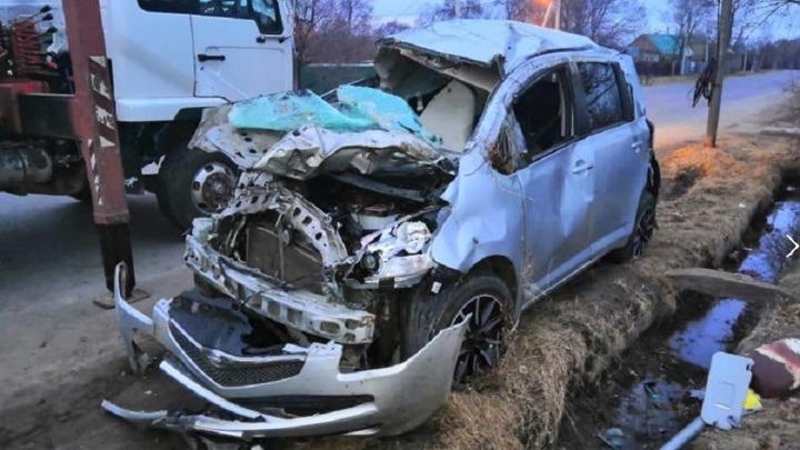 ДТП в Уссурийске: водитель врезался в столб и вылетел из машины
