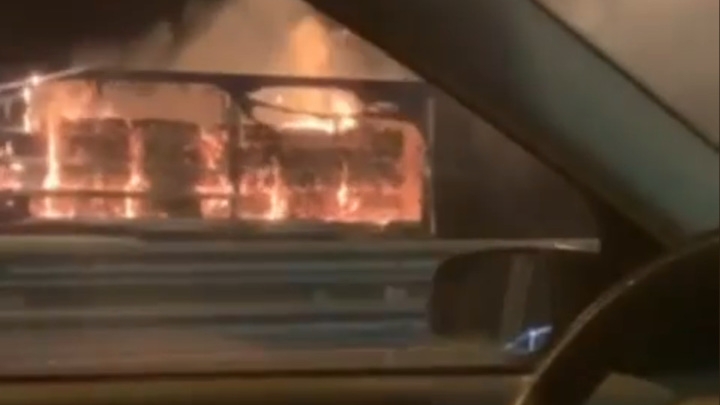Движение по Крымскому мосту перекрывали из-за горящего грузовика