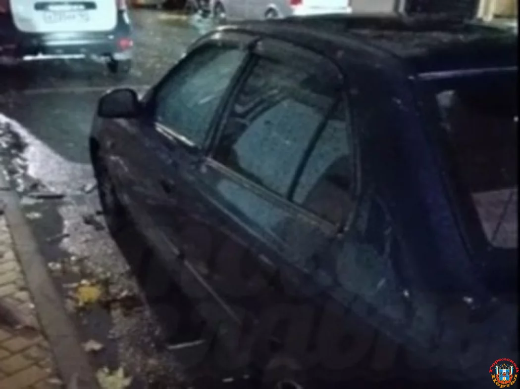 В Ростове упавший во время урагана шифер повредил припаркованное авто