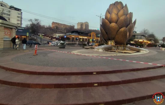 Арт-объект в виде двухметровой шишки установили на набережной Ростова-на-Дону