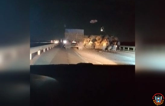 На трассе под Батайском перевернувшийся грузовик перекрыл движение