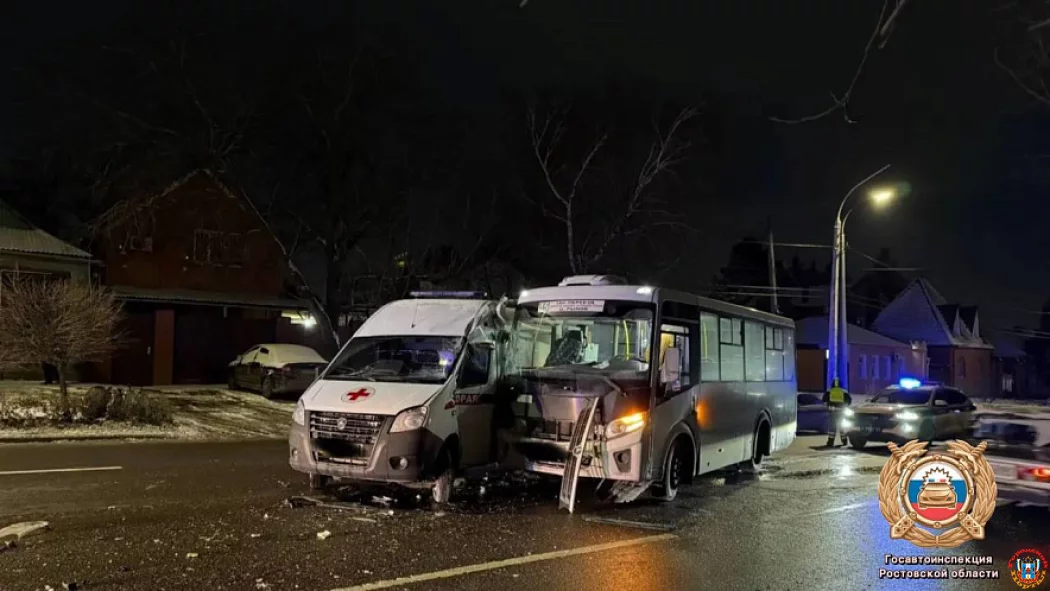 В Ростове-на-Дону произошло ДТП с участием автобуса и скорой помощи: пострадал водитель спецтранспорта