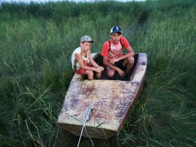 Пришлось спасать: двое подростков на самодельной лодке дрейфовали в Таганрогском заливе