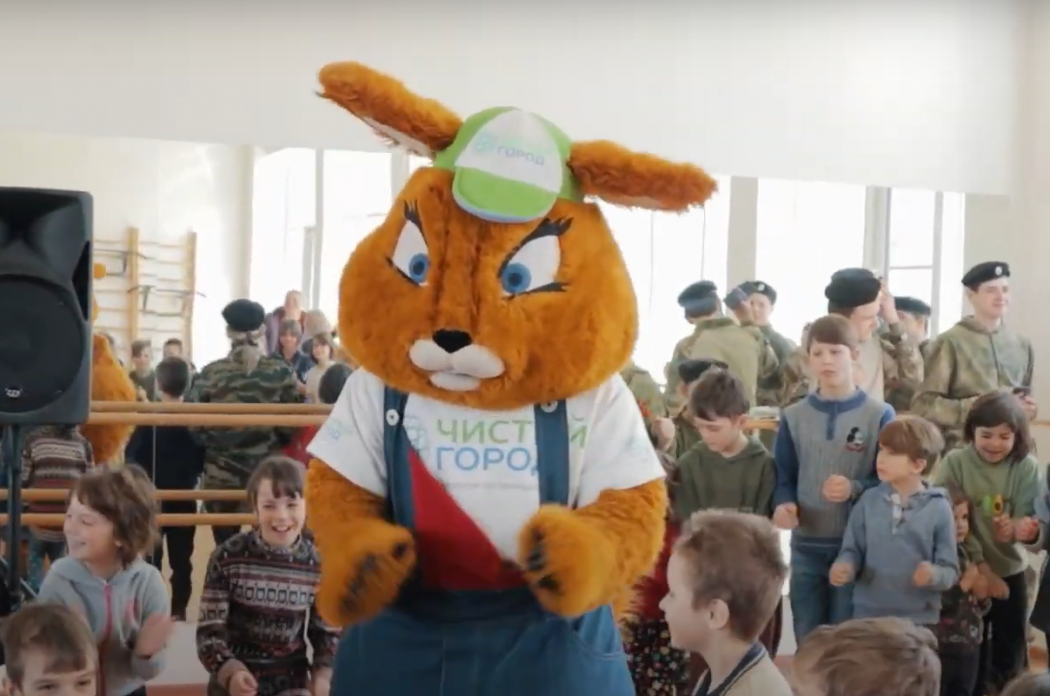 ГК «Чистый город» передала гуманитарную помощь детям Донбасса