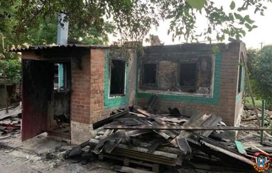 Многодетная семья из Ростовской области осталась без крыши над головой после пожара