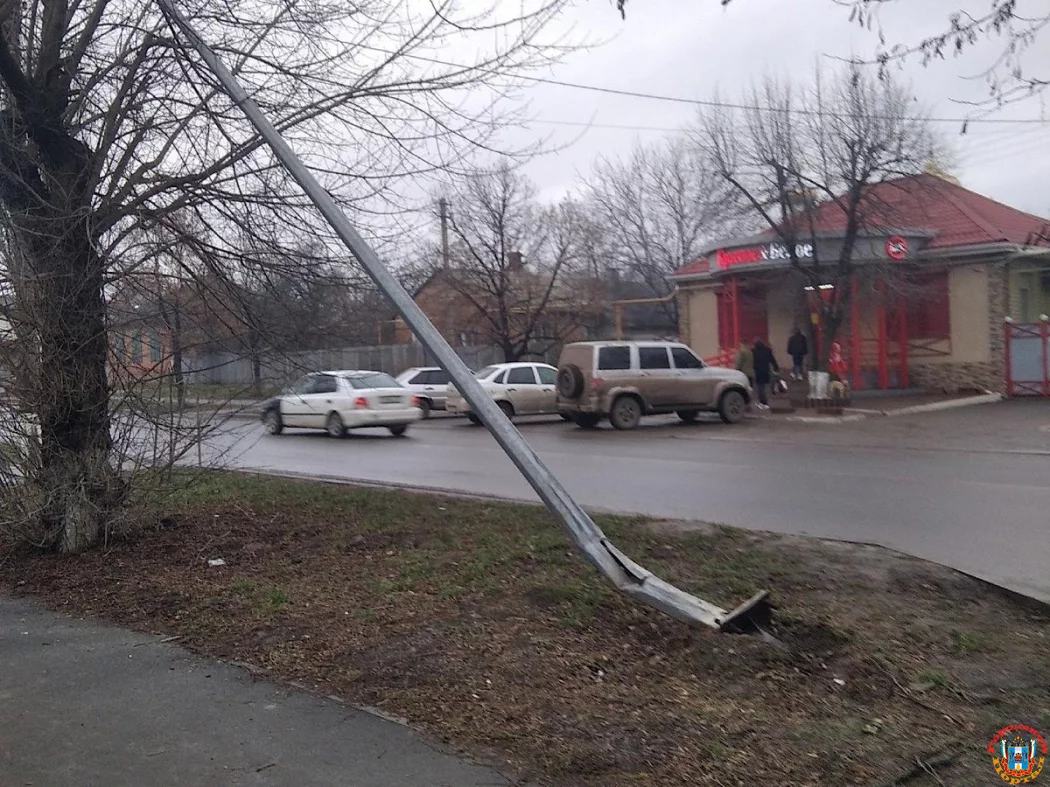В Донецке третий месяц не могут убрать рухнувший столб
