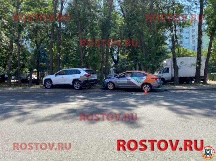 В Левенцовке в Ростове машина каршеринга влетела в кроссовер
