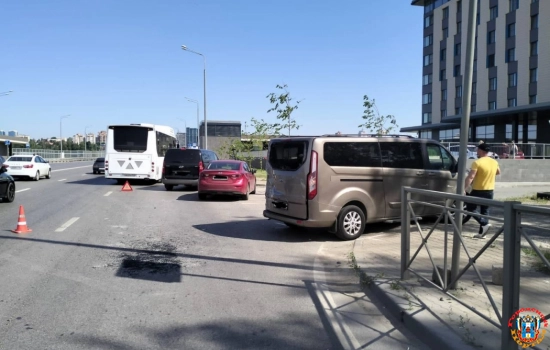 В Ростове автобус с 30 пассажирами попал в ДТП
