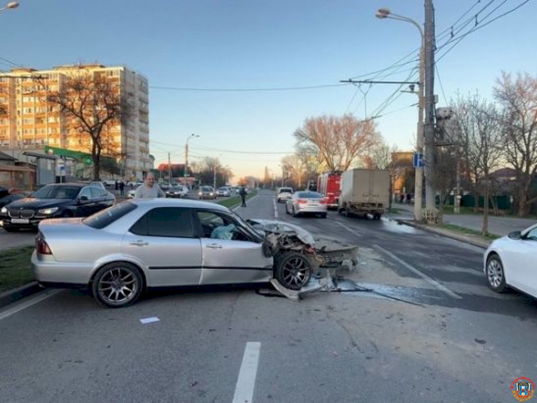 В Ростове водитель иномарки пострадал в столкновении с «ГАЗелью»
