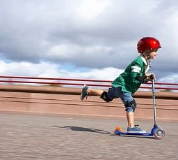 В Батайске сбили ребенка на самокате