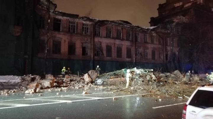 Фасад старого здания обрушился на проезжую часть в Петербурге