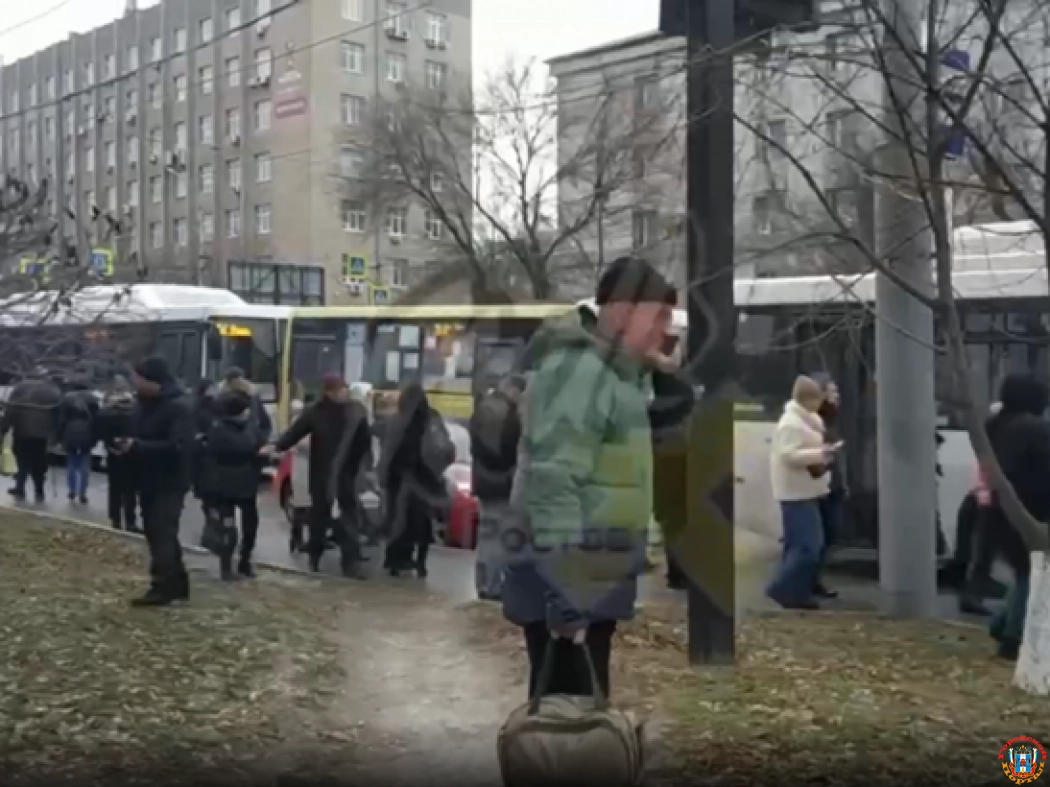 Из-за гололеда в Ростове на Нагибина столкнулись пять пассажирских автобусов