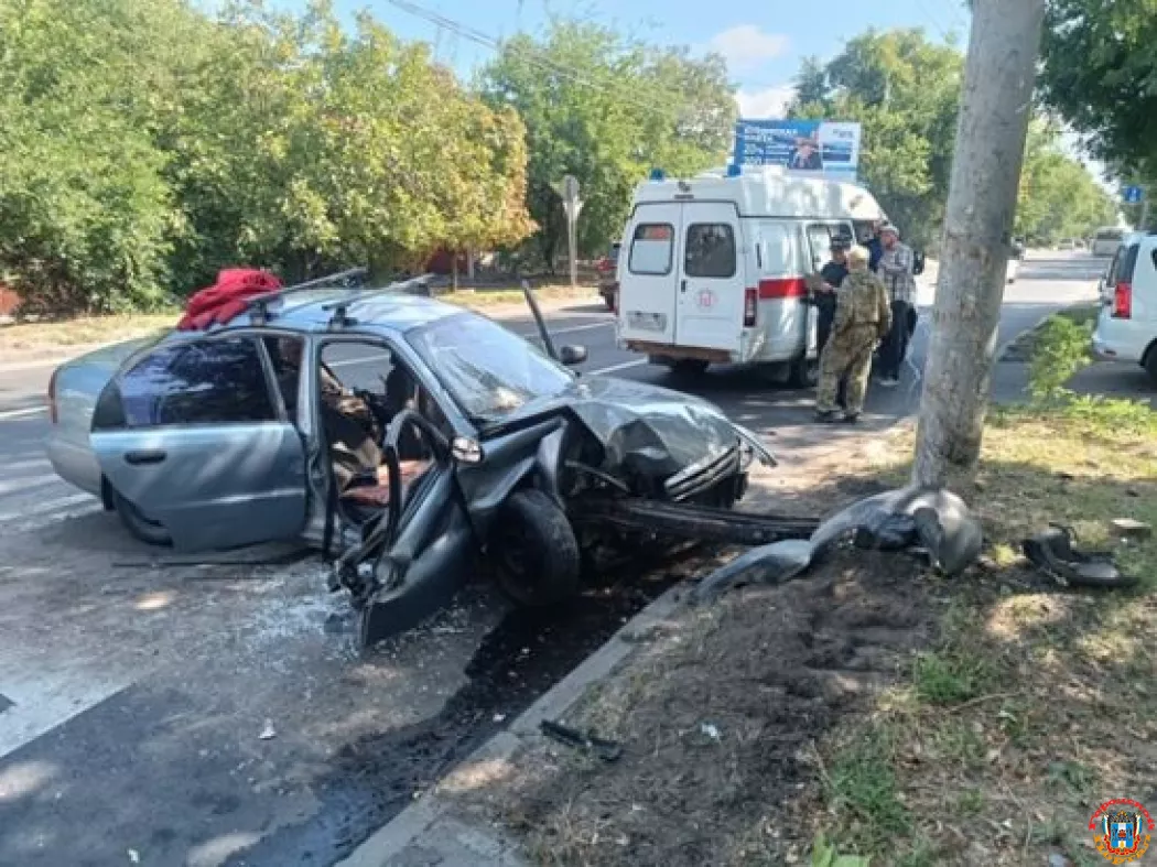 В Ростове двоих человек зажало в машине, врезавшейся в столб