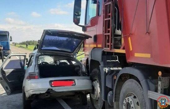В Ростовской области женщина погибла в ДТП с грузовиком и легковушкой