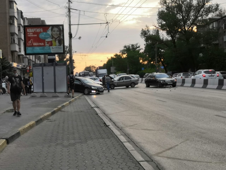 Тройное ДТП в Ростове заблокировало движение по проспекту Стачки Тройное ДТП в Ростове заблокировало движение по проспекту Стачки