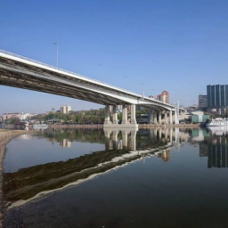 В Ростове мужчина упал с Ворошиловского моста на теплоход и разбился насмерть