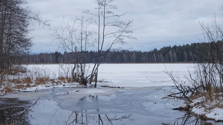 Поиски пропавшего ребенка привели к промоине на льду реки