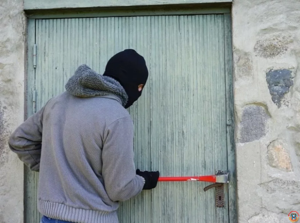 Жительница Таганрога проснулась ночью и спугнула вора-рецидивиста