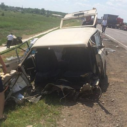В Ростовской области из-за лопнувшего колеса погиб водитель легковушки