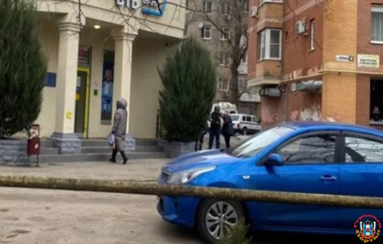Из-за подозрительного пакета оцепили отделение банка в центре Батайска