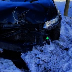 В Ростовской области иномарку отбросило в столб на заснеженной дороге