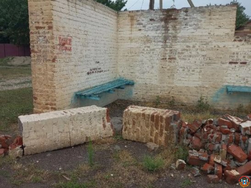 Кирпичную остановку в селе Ростовской области превратили в руины