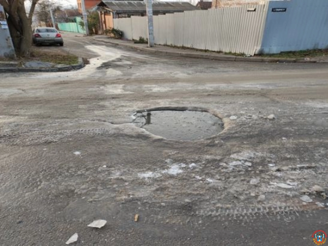 В Александровке вода из открытого люка затопила дороги