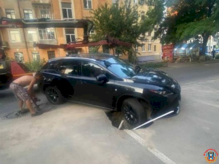 В центре Ростова «Лексус» застрял в яме на дороге