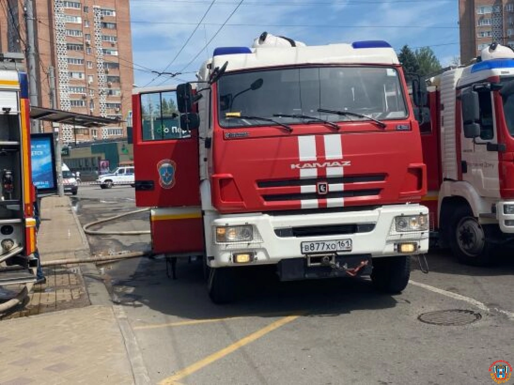 В крупном пожаре на складе в Ростове сгорели спецтехника и запчасти на авто