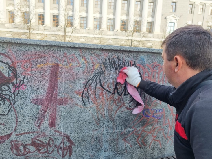 Фонтан «Львы» в центре Ростова начали очищать от граффити