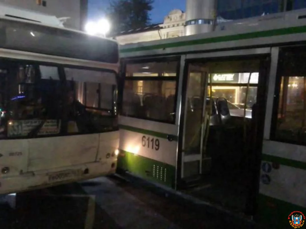 В центре Ростова произошла авария с двумя пассажирскими автобусами
