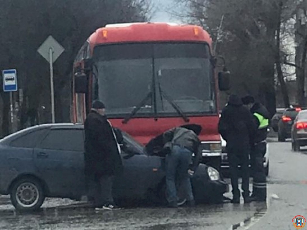 В Ростове легковушка врезалась в пассажирский автобус