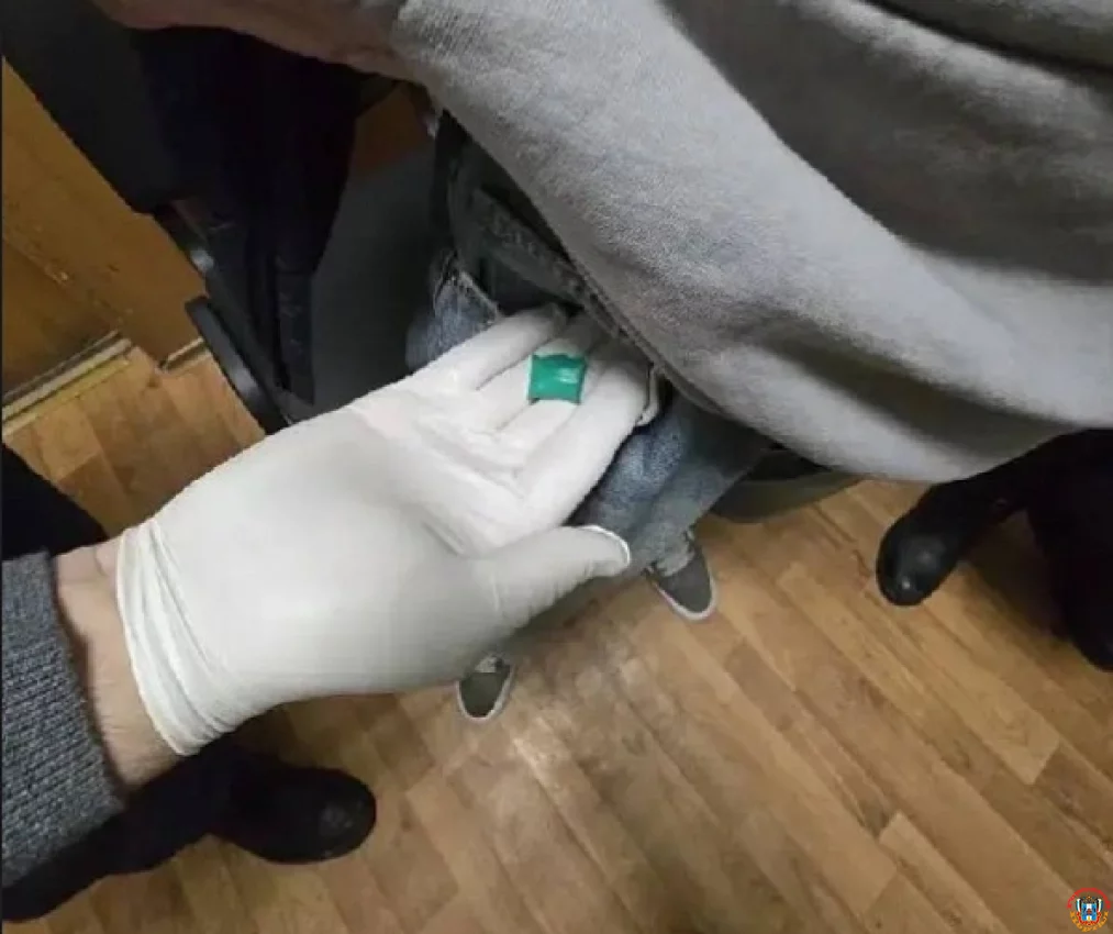 В Шахтах инспекторы ГИБДД задержали водителя с крупным свертком мефедрона