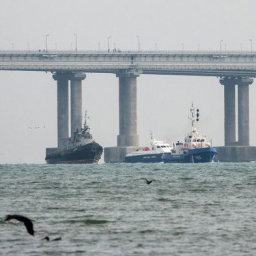 Захваченные год назад корабли ВМС Украины вновь прошли под Крымским мостом
